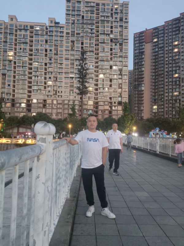 寂寞的男人的第一张照片--成都王婆说媒
